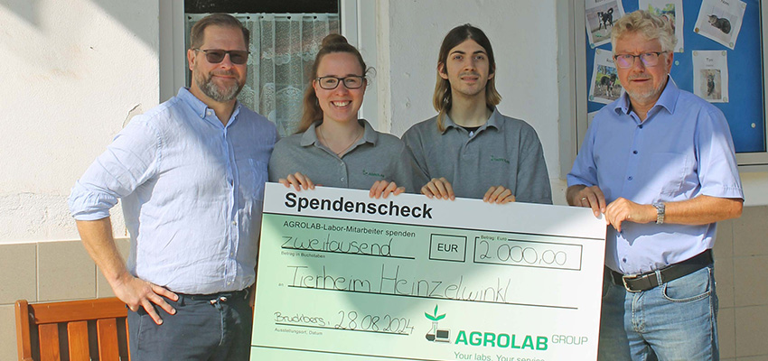 Im Bild v.l.n.r: Carlo Peich (Standortleiter AGROLAB Bruckberg), Christine Ecker (AGROLAB), Jonathan Eppler (AGROLAB), Michael Dietl (Vorsitzender Tierschutzverein Landshut)